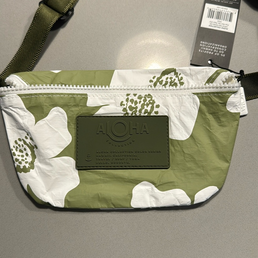 Aloha Collection NWT  Pua Mini Hip Pack in Moss